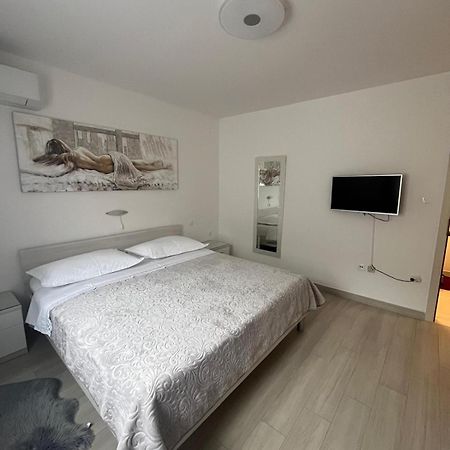 Apartman Tessa Вела Лука Екстериор снимка