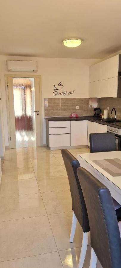 Apartman Tessa Вела Лука Екстериор снимка